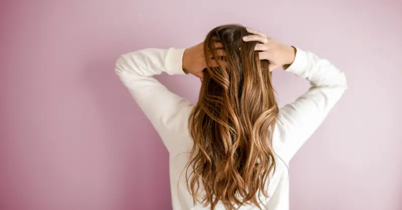Ako pomôcť lámavým vlasom? 
